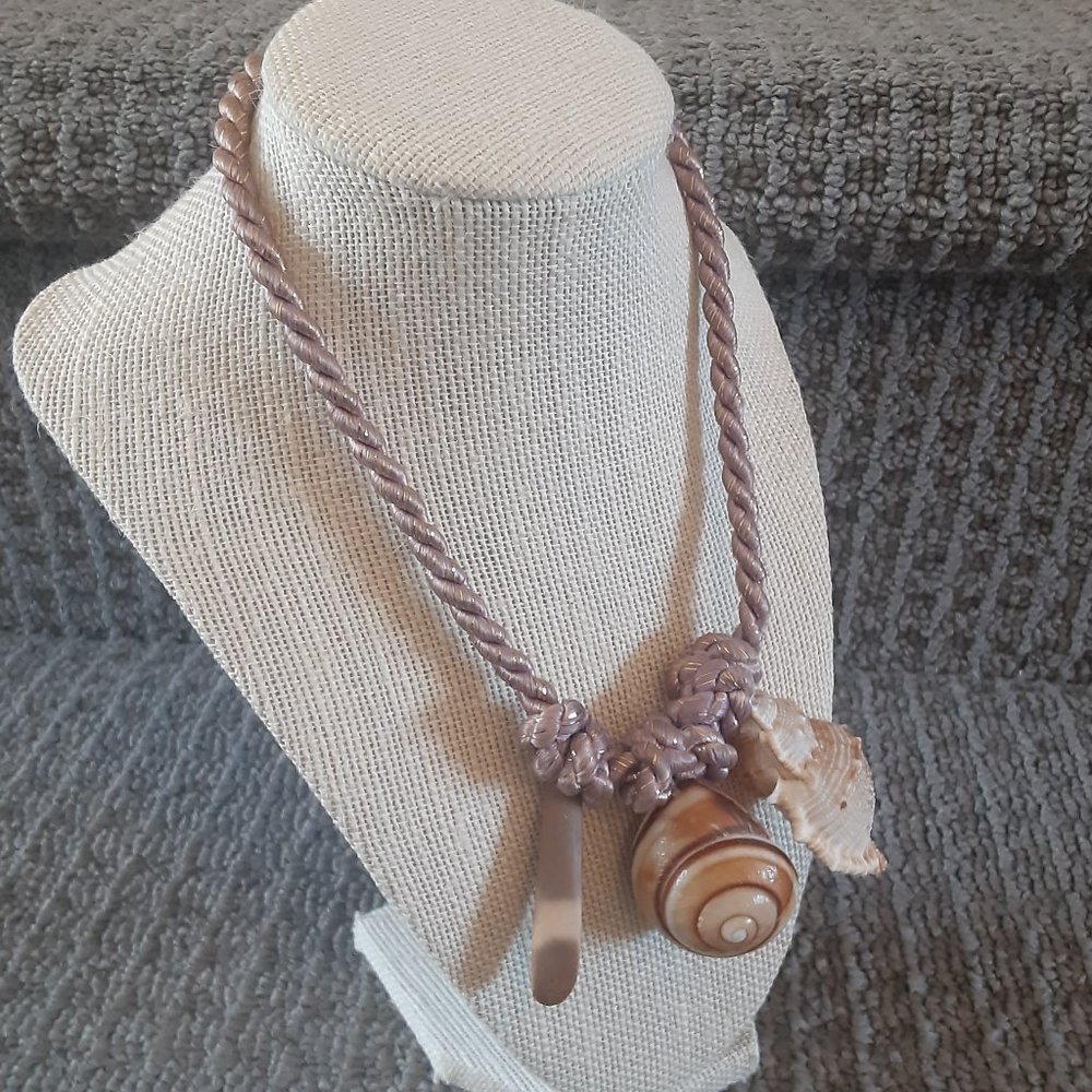 Vintage sea shell necklace- excellent condition- 16 inches long